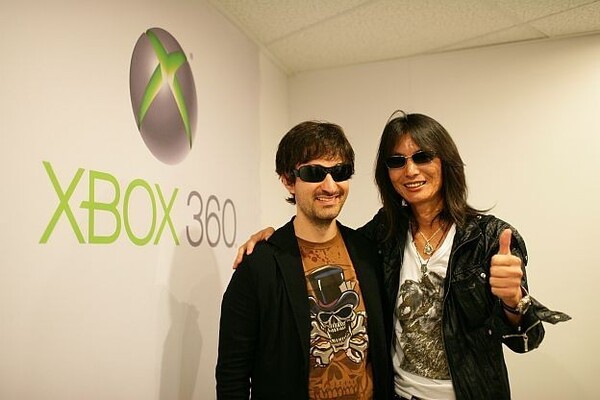 이타가키 토모노부(板垣伴信, 오른쪽)http://www.chuapp.com/article/287828.html/