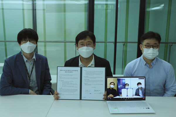 최인혁 네이버 COO, 정석근 클로바 CIC 대표, 하정우 AI LAB 소장과, 서울대학교 AI 연구원 장병탁 원장, 전병곤 부원장, 함종민 산학협력센터장. 사진=네이버