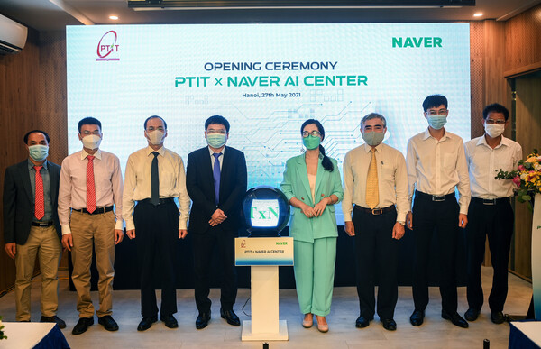 27일 베트남 하노이에서 진행된 네이버-PTIT 공동 AI 센터 오픈식. 왼쪽에서 순서대로 부 휴 디엔(Vu Huu Tien) PTIT 멀티미디어학과 학과장 겸 AI센터 부센터장, 팜 반 끄엉(Pham Van Cuong) PTIT IT학과 부학과장 겸 AI센터 공동센터장, 부 반 산(Vu Van San) PTIT 총장, 당 화이 박(Dang Hoai Bac) PTIT 부총장, 당 티에우 응언(Dang Thieu Ngan) 네이버 베트남 제휴이사, 응우엔 밍 홍(Nguyen Minh Hong) 베트남디지털통신협회(VDCA) 회장, 드 밍 프엉(Tu Minh Phuong) PTIT 이사장, 응우엔 주이 프엉 (Nguyen Duy Phuong) PTIT IT학과 학과장. 사진=네이버