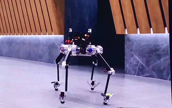 동영상 기조연설에서 소개한 4족보행 로봇. 