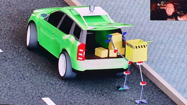 동영상 기조연설에서 소개하는 2족 보행 소형로봇.