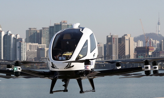 [지난해 11월 서울 여의도 상공을 시험비행을 한 '드론택시'의 모습. 사진=아리랑TV 캡처]