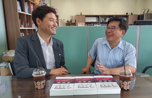 중경연 이사로 출판사를 운영하는 문상필 상아기획 대표(오른쪽)가 책 발간에 큰 도움이 주었다. 사진=박명기