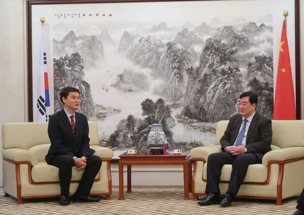 중경연 회원기업들이 뜻을 모아 코로나19 초기 중국 마스크 부족현상 때 싱하이밍 대사와 면담 마스크를 전달했다. 사진=중국경영연구소