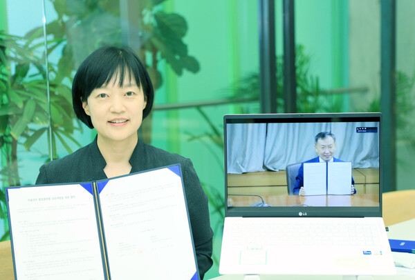 네이버 한성숙 대표이사(왼쪽)와 신동렬 성균관대학교 총장​. 사진=네이버​