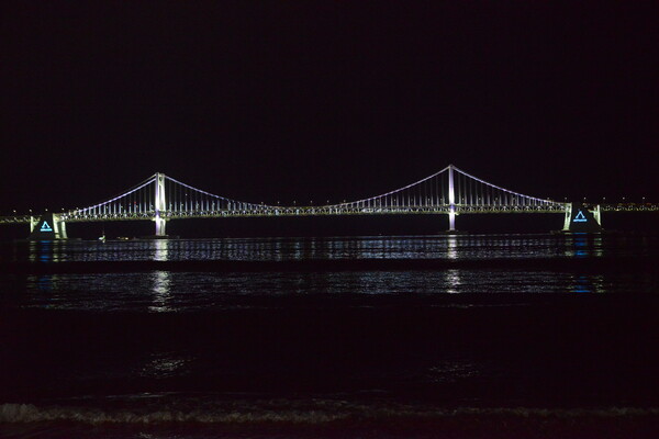 부산의 광안대교에 엔딩파티 시간에 맞춰 대교 전광판에 뿌려진 “Cheer for Indie Game” 