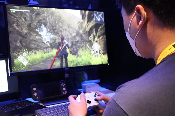 울트라 에이지를 시연하고 있는 행사 참가자. 사진=엑솔라