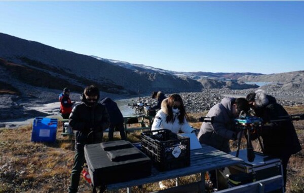 그린란드 러셀빙하 비행관측을 위해 드론의 비행을 준비하는 한국항공우주연구원 연구팀. 사진=과학기술통신부