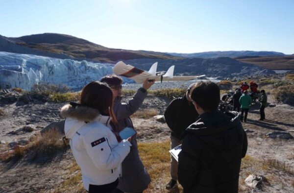 그린란드 러셀빙하 관측을 위해 비행관측을 위해 하이텍RCD의 Xeno 드론의 비행을 준비하는 한국항공우주연구원 연구팀. 사진=과학기술통신부