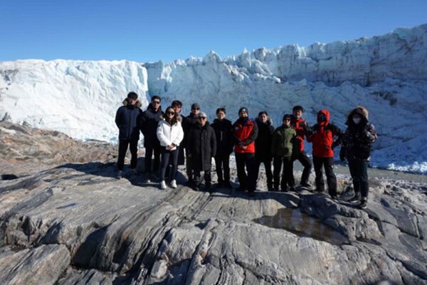 러셀빙하에서 비행관측 중인 한국연구팀. 사진=과학기술통신부