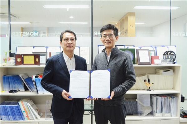 ㈜씨투몬스터와 ㈜로보러스는 핵심기술을 융합한 ‘치매 인지훈련 프로그램 연동형 AI 감성인식 로봇’ 개발 및 서비스 사업을 위한 전략적 사업제휴를 체결했다. 사진=씨투몬스터