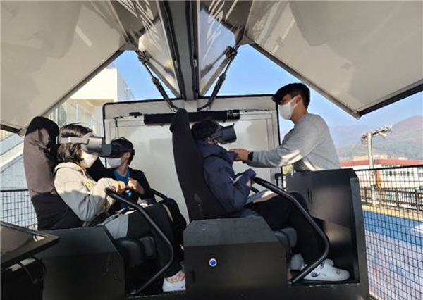 11월 3일 실시된 경남 합천 가야초등학교 VR이동형 버스 체험. 사진=NIPA