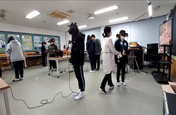 경남 창원 명지여자고등학교 스마트홈 실감형 콘텐츠 체험 사진.  사진=NIPA