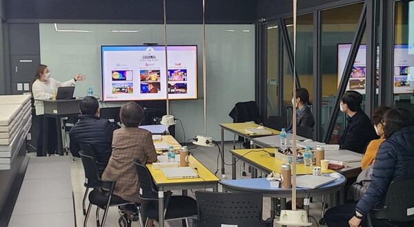 지난 10월 20일 대진고등학교 교원 대상으로 진행된 AI,SW교육에서 메타버스 강의를 하는 모습. 사진=유플러스