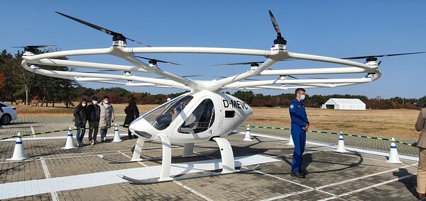 볼로콥터(Volocopter)가 인천공항에서 유인 공개 시험비행을 했다. 사진=박명기