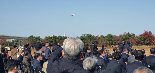 하늘로 50미터로 올라가면서 5분간 선회하는 시험비행에 대해 감탄사가 쏟아졌다, 사진=박명기