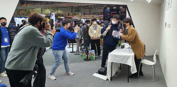 김형태 대표는 일일이 사인를 해주고 사진을 찍어주는 '사인회'를 열었다. 사진=박명기