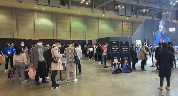 1시간 동안 진행된 김형태 대표 사인회은 긴 장사진을 이뤘다. 사진=박명기