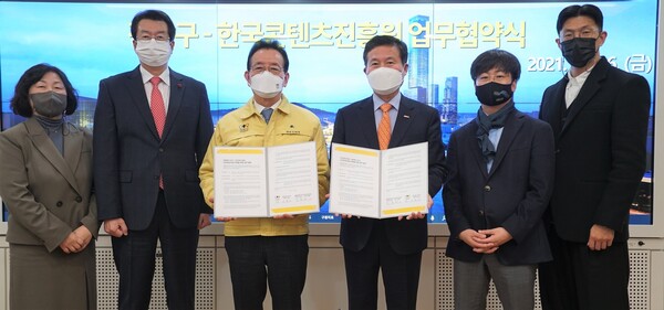 강남구청 김미욱 일자리정책과장, 장원석 기획경제국장, 정순균 구청장, 한국콘텐츠진흥원 조현래 원장, 김일 지역사업본부장, 구경본 실감콘텐츠팀장(왼쪽부터). 사진=한국콘텐츠진흥원