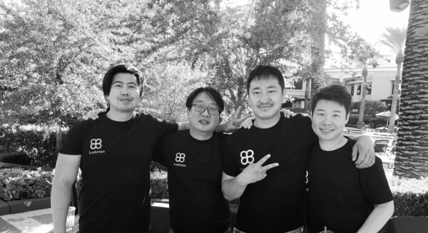 럭크몬 직원들과 함께. 왼쪽부터 MC 탕(Tang), 민신현, 손장호, 렉스 함(Lex ham). 사진=럭크몬