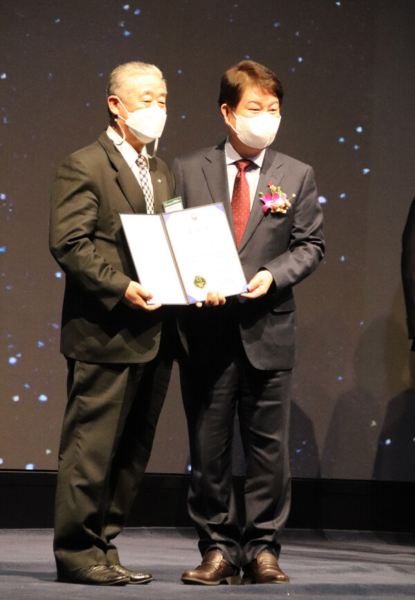 최태원 회장(왼쪽) 권영진 대구시장. 사진=영일엔지니어링