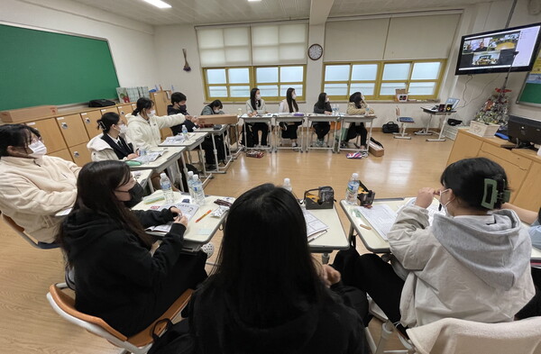 외국과의 라이브톡 장면