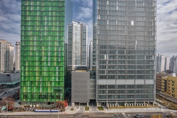 네이버 사옥과 제2사옥 외관(오른쪽). 사진=네이버