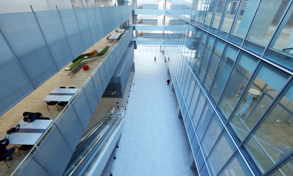 네이버 제2사옥 실내 공간_아트리움. 사진=네이버