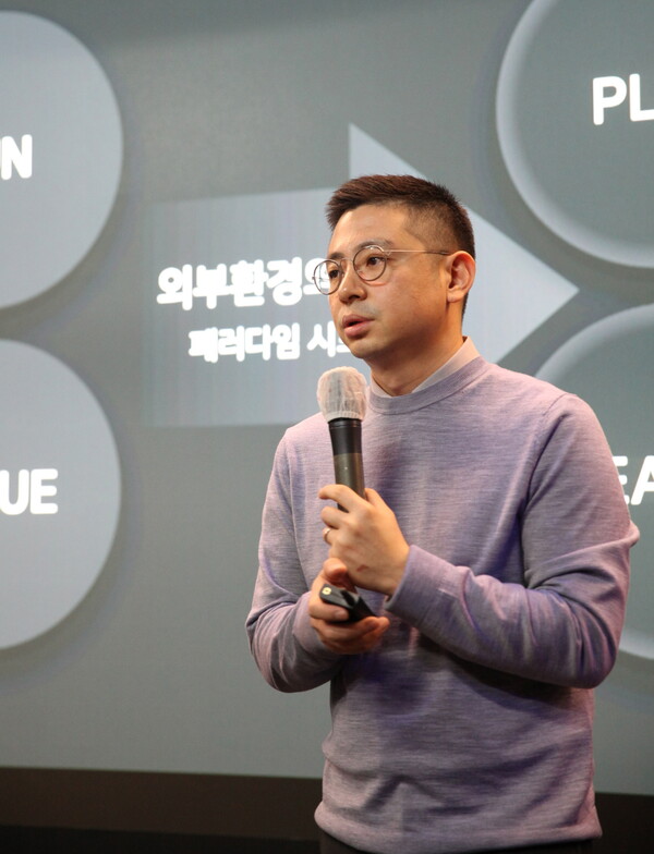 V10 Live 사내간담회에서 발표하는 김상호 NHN빅풋 대표. 사진=NHN