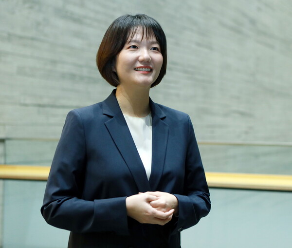 주주총회장에서 인사말하는 최수연 네이버 대표이사. 사진=네이버