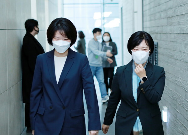 주주총회장에서 퇴장하는 네이버 한성숙대표(오른쪽)와 최수연 대표. 사진=네이버