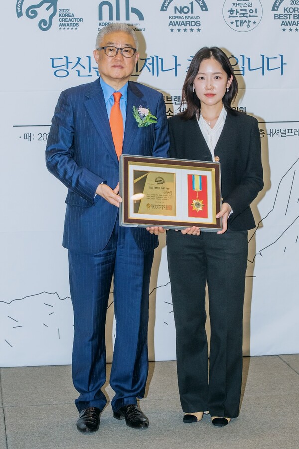 제12회 대한민국 베스트브랜드 어워즈 '베스트브랜드 대상' 농업교육 부문에 한국정책미디어(대표 임지혜, 오른쪽)가 선정됐다.