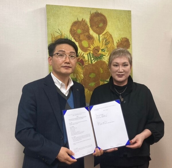 정주필(왼쪽) NFTNARA 대표와 이보석 세계문화예술가협회 이사장.