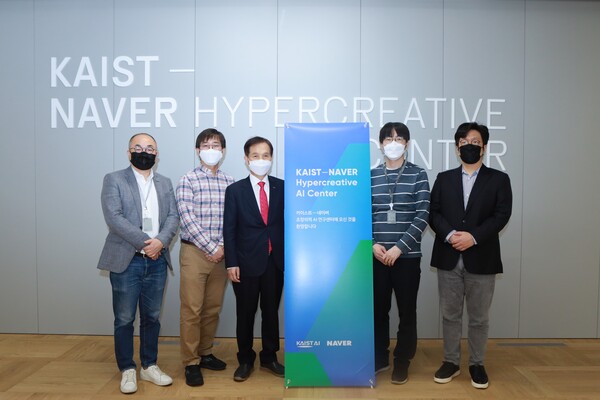 정송 KAIST AI대학원장, 주재걸 KAIST 교수, 이광형 KAIST 총장, 하정우 네이버 AI랩 소장, 성낙호 네이버 클로바CIC 책임리더 (왼쪽부터). 사진=네이버