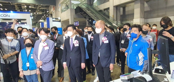 오병권 경기도지사 권한대행 등이 부스를 돌아보고 있다. 사진=박명기