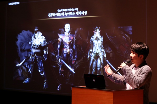 김남준 ‘리니지2M’ 개발실 PD가  보스몬스터에도 적용된 인공지능(AI)을 소개하는  장면. 사진=엔씨소프트