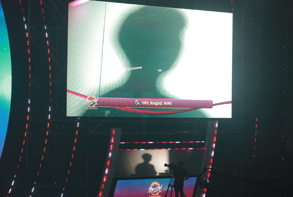 엔씨소프트 자체 개발한 블소 ‘비무 AI’로 프로게이머와 맞대결 모습. 사진=엔씨소프트