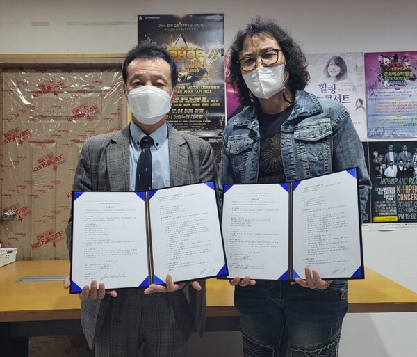 한국힙합문화협회 이종희 부회장(왼쪽)과 NFT나라 임재건 대표. 사진=NFT나라