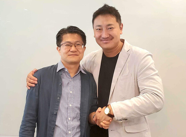 럭크몬 손장호 대표(오른쪽)가 모로보기 송명석 대표와 에디슨 실물 NFT 프로젝트를 계약했다. 사진=럭크몬