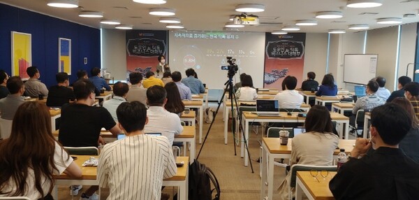 100회 세미나 발표를 듣고 있는 회원들. 