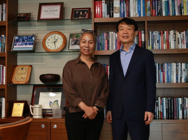 영림원소프트랩 권영범 대표(오른쪽)와 해밀학교 김인순 이사장이 기념 촬영을 하고 있다. 사진=영림원소프트