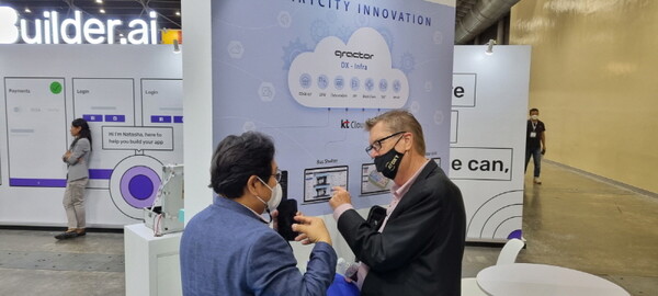 그렉터가  '커뮤닉아시아 2022'에서 해외바이어와 상담하고 있다. 제공= 그렉터