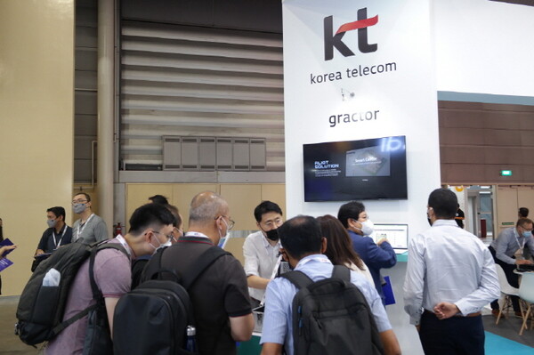 그렉터가  '커뮤닉아시아 2022'에서 해외바이어와 상담하고 있다. (제공= 그렉터)