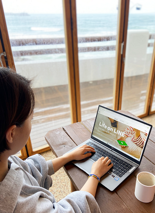 라인스튜디오는 100% 해외 근무까지 가능한 하이브리드 워크 2.0을 도입했다. 사진은 국내 어디서든 근무할 수 있는 하이브리드 워크 1.0을 활용해 바닷가에서 일을 하는 라인스튜디오 직원.