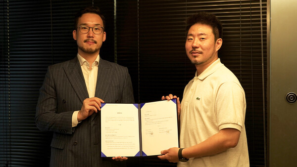 - 이강은 OP.GG 사업전략셀장(좌)과 장형철 콴엔터테인먼트 대표가 럽무 협약을 맺었다.