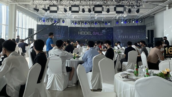 - 행사가 시작되기 한참 전부터  많은 유저가 자리를 채웠다