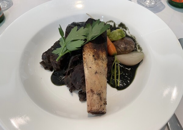 - 메인 요리 ‘북부 대농장의 긴머리 물소 갈빗대 스튜’… 고기가 정말 부드럽습니다