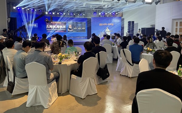 - 향후 업데이트 방향성을 설명하는 김주형 검은사막 모바일 개발 PD