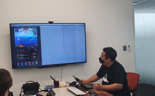 김태훈 대표가 '월드오브워페어' 시연 모습