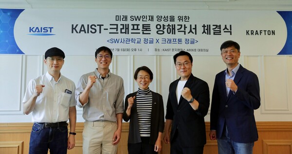 SW사관학교 정글 정주원 코치(왼쪽부터), 스파르타코딩클럽 이범규 대표, KAIST 류석영 전산학부장, 크래프톤 정글 김정한 원장, 크래프톤 이사회 장병규 의장이 참가한 가운데 KAIST ‘SW사관학교 정글’과 크래프톤이 크래프톤 정글 프로그램 협력을 위한 MOU를 체결했다.